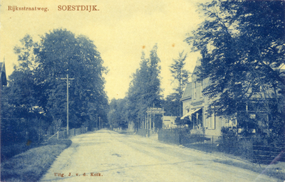 14294 Gezicht in de Rijksstraatweg met bomen te Soestdijk (gemeente Soest) uit het zuidoosten; met rechts de voorgevel ...